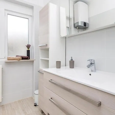 Апартаменты Awesome In With Wifi