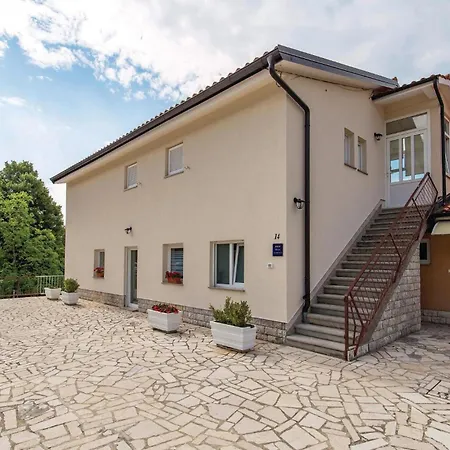 3 Bedroom Lovely In Apartamento Jurdani