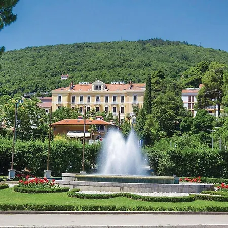 3 Bedroom Lovely In Apartamento